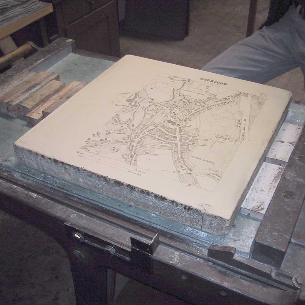 El proceso de realización de una litografía, que es un tipo de impresión muy antigua. 
